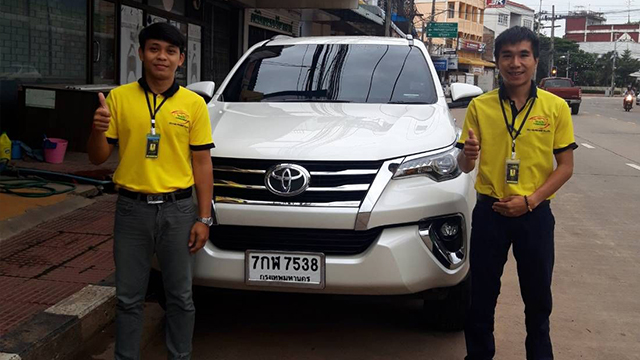 พนักงานส่งมอบรถเช่าร้อยเอ็ด Toyota Fortuner