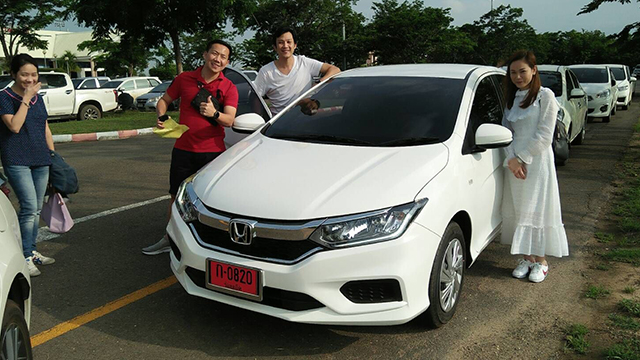 ลูกค้ารับรถเช่าร้อยเอ็ด Honda City กับเจ้าหน้าที่ เจ.ยู.ไอ